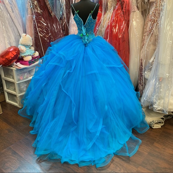 💙Peacock Quinceanera Ballgown💙 - Picture 9 of 9